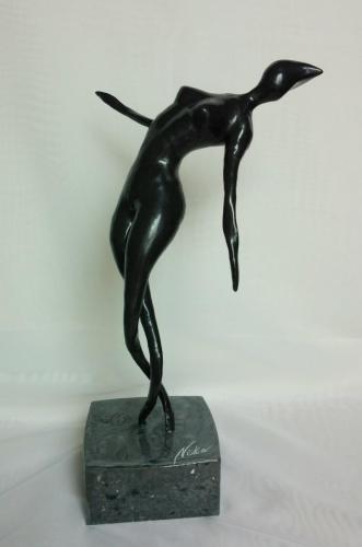 NU-BRONZE-NIKA-SCULPTURE-BORDEAUX.